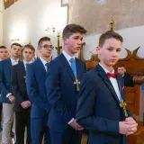 Chłopcy w garniturach, gotowi na bierzmowanie. Elegancko, jak się ubrać na bierzmowanie, by wyglądać godnie.