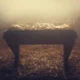 Pusta żłób, pełen słomy i białej tkaniny, czeka. Na początku było słowo, a potem przyszła nadzieja.