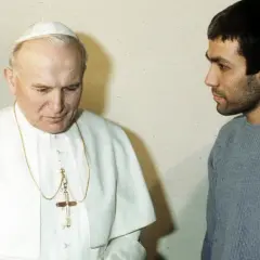 Jan Paweł II rozmawia z Ali Agcą. Spotkanie miało miejsce w więzieniu.