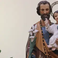 Figurka Świętego Józefa z Dzieciątkiem Jezus. Modlitwa do Świętego Józefa, patrona rodzin i opiekuna.