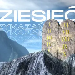 Kamienne tablice z Dziesięcioma Przykazaniami, symbolizujące dekalog z biblii, na tle gór.