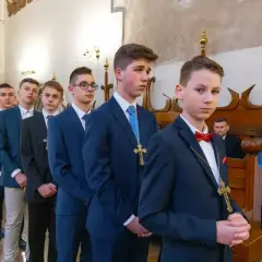Chłopcy w garniturach, gotowi na bierzmowanie. Elegancko, jak się ubrać na bierzmowanie, by wyglądać godnie.