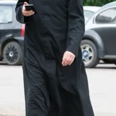 Jak zaczyna się romans z księdzem? Odkryj emocje i zagrożenia