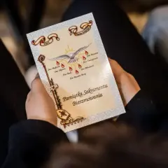 Pamiątka Sakramentu Bierzmowania z siedmioma darami Ducha Świętego. Wiele osób szuka inspiracji na imiona do bierzmowania.