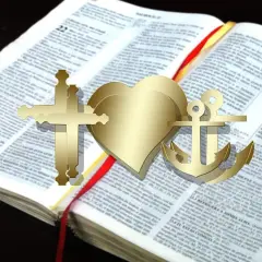 Złoty krzyż, serce i kotwica na otwartej Biblii, przypominające o nadziei i miłości z psalm 136.