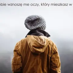 Osoba w czapce i brązowej kurtce, patrząca w niebo. Cytat z psalm 135: "Do Ciebie wznoszę me oczy, który mieszkasz w niebie.