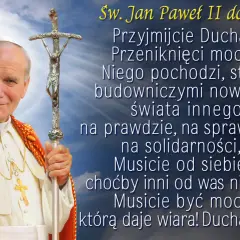 Św. Jan Paweł II z pozdrowieniem anielskim, zachęca młodzież do przyjęcia Ducha Świętego i budowania nowego świata.