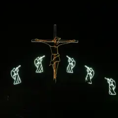 Świecący krzyż z postacią Chrystusa i aniołami grającymi na trąbach, symbolizujący cnoty kardynalne.