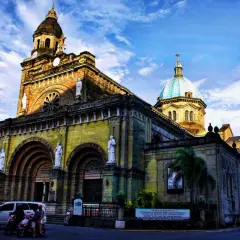 Majestatyczna katedra na Filipinach, symbol wiary i historii.