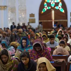 Wierni w kościele w Pakistanie, przykład różnorodności religijnej.