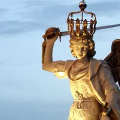 Posąg świętego Michała Archanioła w koronie i z mieczem w dłoni, gotowego do walki.