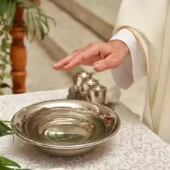 Kiedy święci się wodę w kościele? Poznaj ważne okazje i znaczenie święconej wody