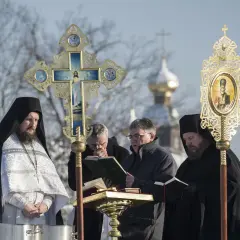Uroczystość prawosławne święta bożego narodzenia. Księża w szatach, krzyż prawosławny i ikona.