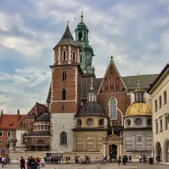 Krakowska katedra, symbol polskiego dziedzictwa, z dominującą wieżą i złotą kopułą. Choć kojarzona z katolicyzmem, jej architektura przypomina też o wpływach wschodnich, gdzie dominuje prawosławie.