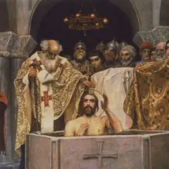 Chrzest Jezusa w Jordanie, z udziałem biskupa i świadków, w tym rycerzy i katarów, w bogato zdobionej świątyni.