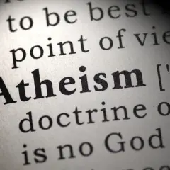 Słowo "Atheism" (ateizm) w słowniku. Ateista to ktoś, kto nie wierzy w Boga.
