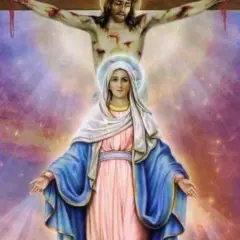 Mary wita nas w niebiańskiej wizji, gdzie Jezus na krzyżu i ona sama symbolizują modlitwę do Trójcy Świętej.