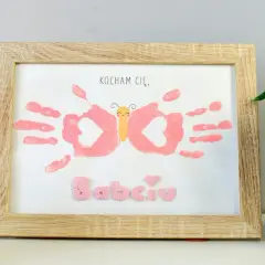 Urocza ozdoba tałesu: motyl z odcisków dłoni i napis "Kocham Cię, Babciu".