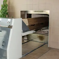Kremacja boli? Nie, to proces bezbolesny. Trumna z ciałem jest wprowadzana do pieca kremacyjnego.