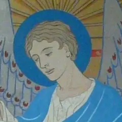 Archanioł Uriel, z niebieską aureolą i skrzydłami, pochyla głowę nad zwojem.