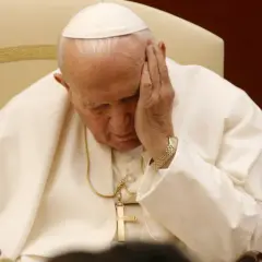 Papież Jan Paweł II zamyślony, opierając głowę na dłoni. Ciekawe ciekawostki o Janie Pawle II często dotyczą jego głębokiej refleksji.