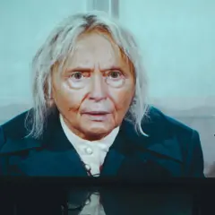 Na ekranie twarz starszej kobiety, w tle młoda kobieta. To scena z przedstawienia "święta Liliana".