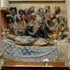 Kamienna rzeźba przedstawia scenę śmierci z wieloma postaciami. W centrum leży postać na łożu, otoczona przez żałobników. Scena ta, choć religijna, może budzić skojarzenia z bałwochwalstwem, gdyby skupiać się na formie, a nie treści.