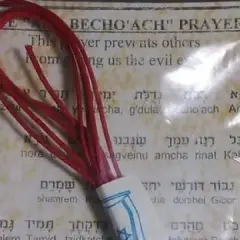 Czy czerwona nitka to grzech? Odkryj prawdę o jej znaczeniu