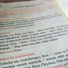 Modlitwa wiernych przykłady: tekst z książki liturgicznej, zawiera modlitwy i antyfony.