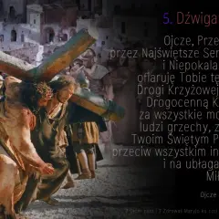 5. stacja Drogi Krzyżowej: Jezus dźwiga krzyż, wspierany przez Cyrenejczyka. Tłum ludzi obserwuje.