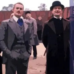 Trzech mężczyzn w eleganckich strojach z epoki, w tle tłum ludzi.