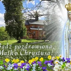Piękna modlitwa do Matki Bożej w otoczeniu kwitnących drzew i kwiatów. Postać Maryi z koroną na głowie i złożonymi dłońmi.