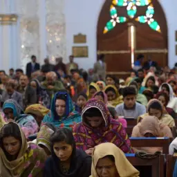 Wierni w kościele w Pakistanie, przykład różnorodności religijnej.