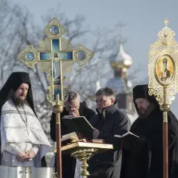 Uroczystość prawosławne święta bożego narodzenia. Księża w szatach, krzyż prawosławny i ikona.