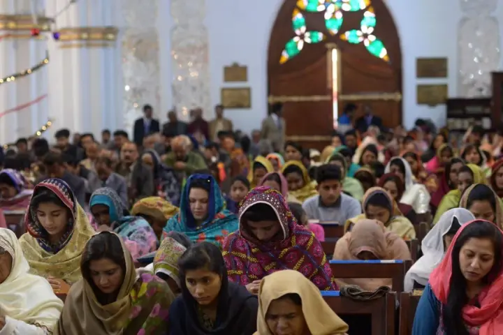 Wierni w kościele w Pakistanie, przykład różnorodności religijnej.