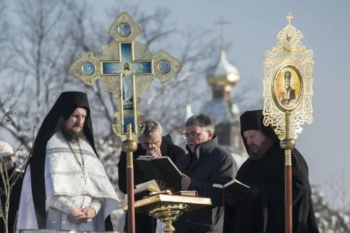 Uroczystość prawosławne święta bożego narodzenia. Księża w szatach, krzyż prawosławny i ikona.