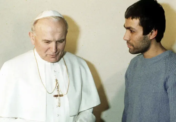 Jan Paweł II rozmawia z Ali Agcą. Spotkanie miało miejsce w więzieniu.