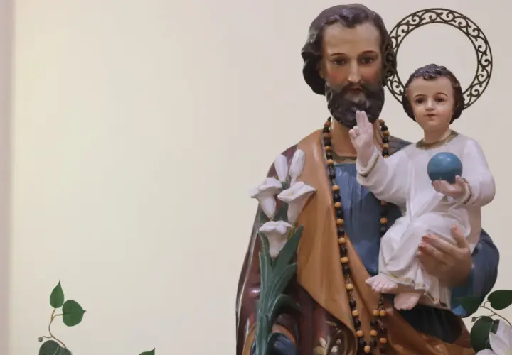 Figurka Świętego Józefa z Dzieciątkiem Jezus. Modlitwa do Świętego Józefa, patrona rodzin i opiekuna.