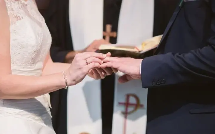 Czy pieszczoty w małżeństwie to grzech? Wyjaśnienie z perspektywy religii i moralności