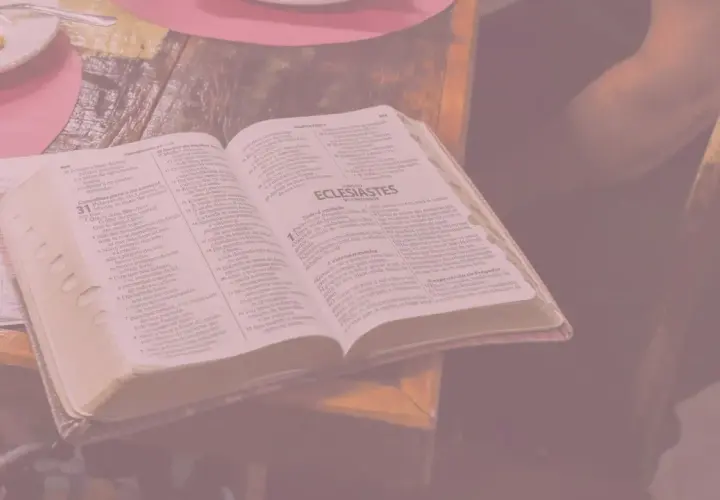 Otwarta księga z tekstem biblijnym, obok notatki ręczne. Wszystko to przypomina o marności nad marnościami, przemijaniu.