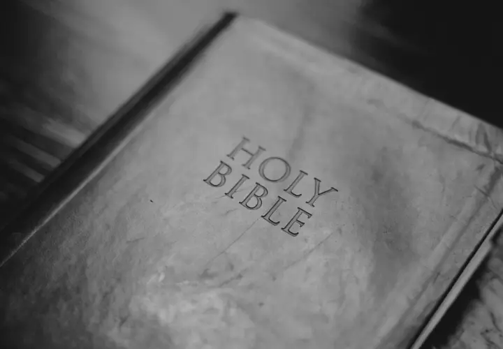 Stara Biblia, jak ta, którą czytał Samuel, leży otwarta.