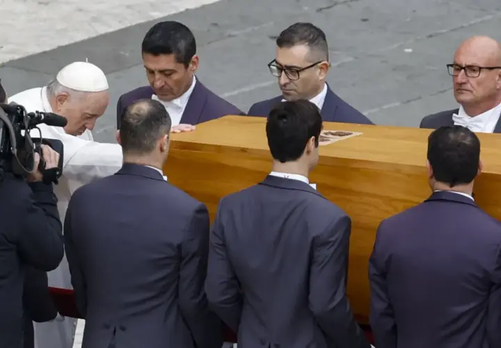 Papież Franciszek pochyla się nad trumną podczas uroczystości, która może być związana z beatyfikacją.
