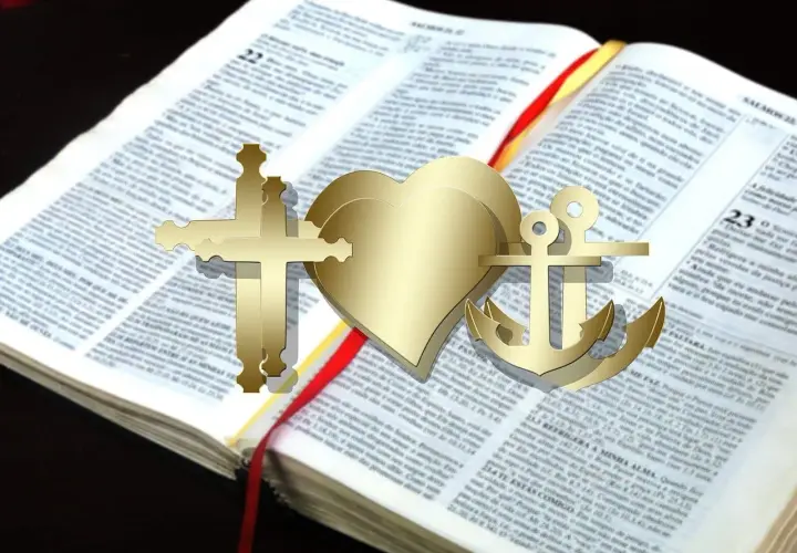 Złoty krzyż, serce i kotwica na otwartej Biblii, przypominające o nadziei i miłości z psalm 136.
