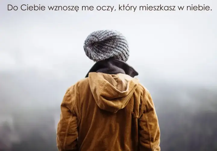 Osoba w czapce i brązowej kurtce, patrząca w niebo. Cytat z psalm 135: "Do Ciebie wznoszę me oczy, który mieszkasz w niebie.