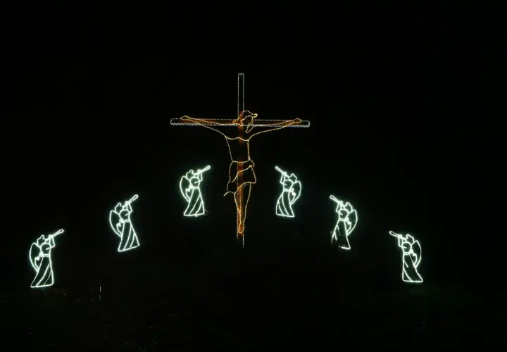 Świecący krzyż z postacią Chrystusa i aniołami grającymi na trąbach, symbolizujący cnoty kardynalne.