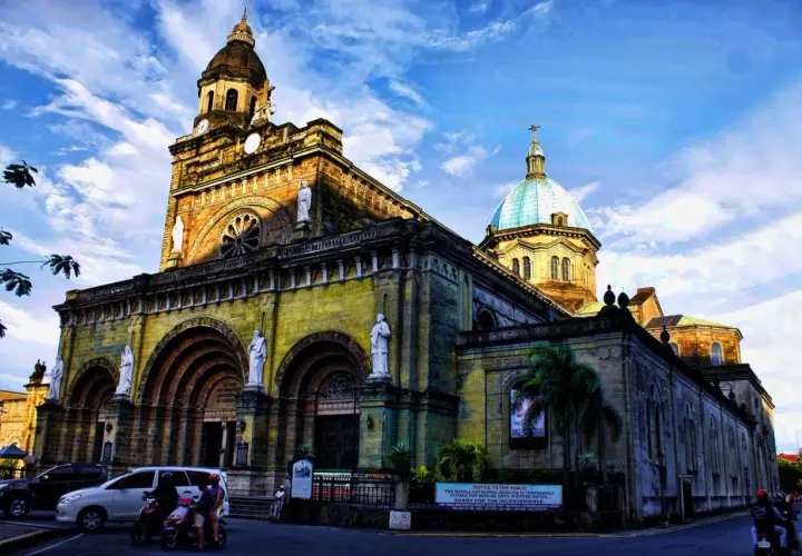 Majestatyczna katedra na Filipinach, symbol wiary i historii.