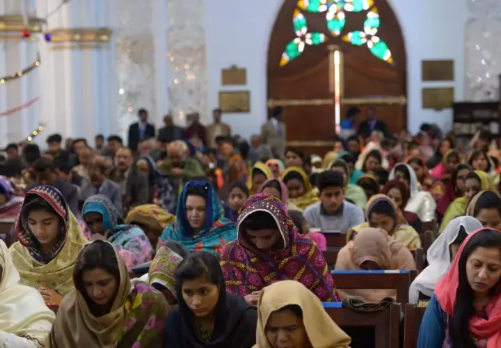 Wierni w kościele w Pakistanie, przykład różnorodności religijnej.