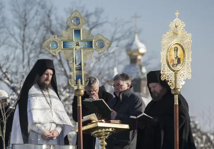 Uroczystość prawosławne święta bożego narodzenia. Księża w szatach, krzyż prawosławny i ikona.