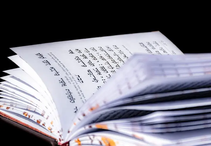 Otwarta księga z tekstem hebrajskim, przypominająca psalm 137. Strony są lekko pożółkłe, a tekst zapisany czarną czcionką.