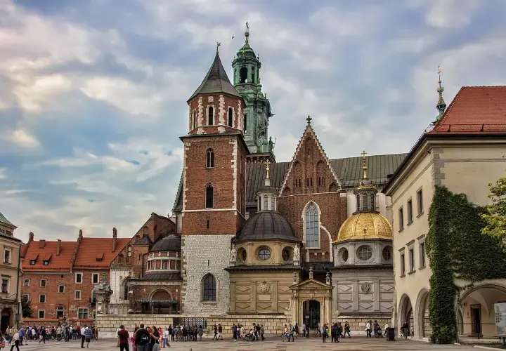 Krakowska katedra, symbol polskiego dziedzictwa, z dominującą wieżą i złotą kopułą. Choć kojarzona z katolicyzmem, jej architektura przypomina też o wpływach wschodnich, gdzie dominuje prawosławie.